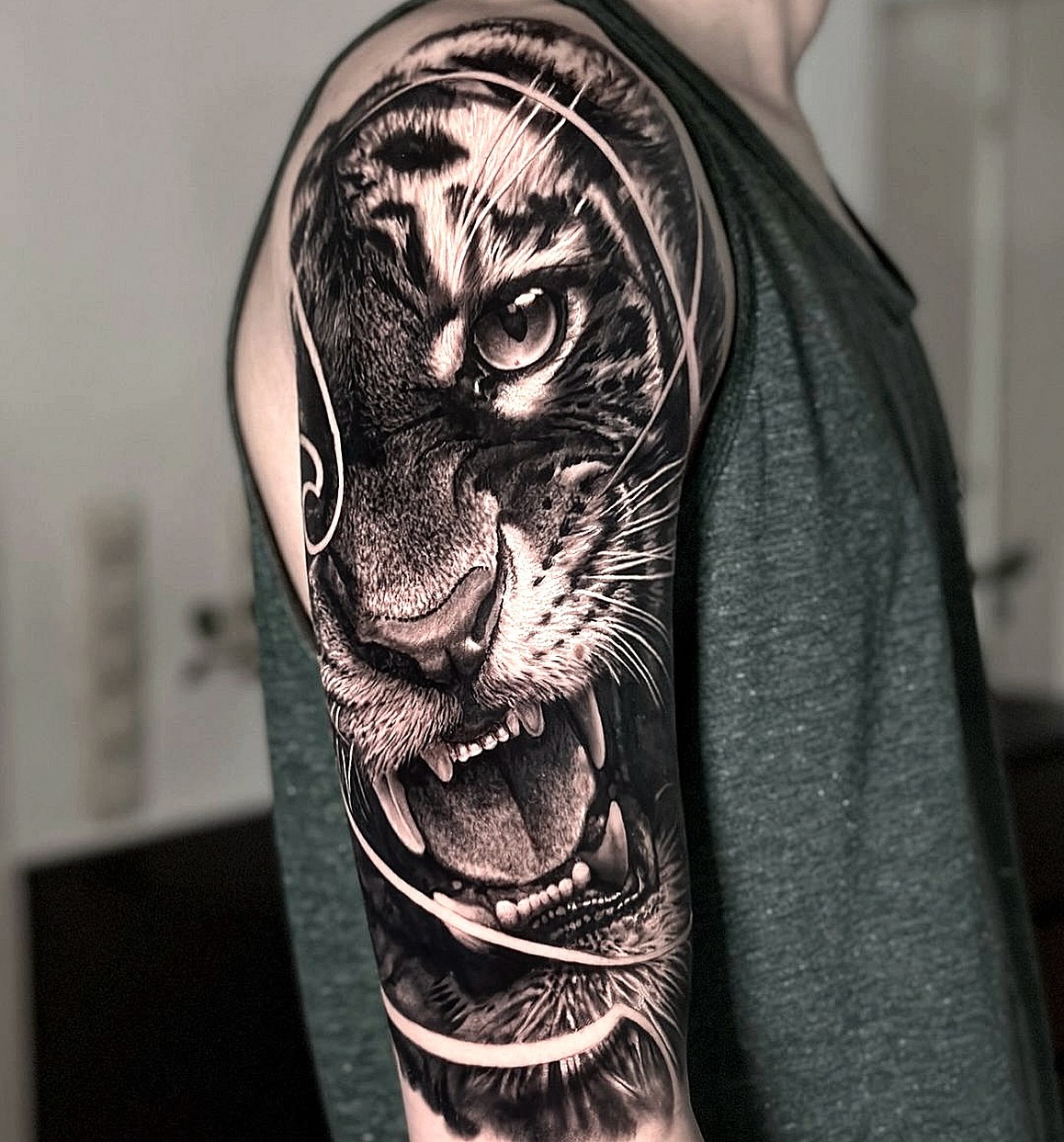 Bei Prime Ink Tattoo streben wir stets nach höchster Qualität. Jedes Tattoo, das wir entwerfen, verkörpert Spitzenleistung, da wir nur das Beste für deine Haut wollen. Unsere talentierten Künstler arbeiten mit Präzision und Leidenschaft, um maßgeschneiderte Kunstwerke zu schaffen, die deine Persönlichkeit perfekt widerspiegeln. 🍀Meldet euch wenn ihr einen Stechtermin haben wollt🍀 Wir freuen uns…